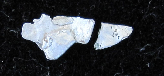 L'artefact qui a été analysée.  Taille du spécimen d'environ 10 mm de long.  Fin fragment de coupée pour les tests.  (Crédit image: Frank Kimbler)