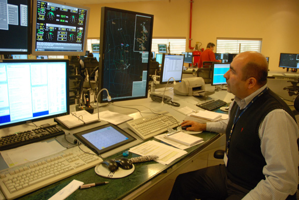 Chief of Radar Operations Mauricio Blanco at work. (Credit: Leslie Kean)
