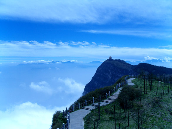 Emei Shan mountains. (Credit: Cory Grenier/Flickr)