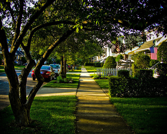 A street in Lakewood, OH. (Credit: EurekaLott/Wikimedia Commons)