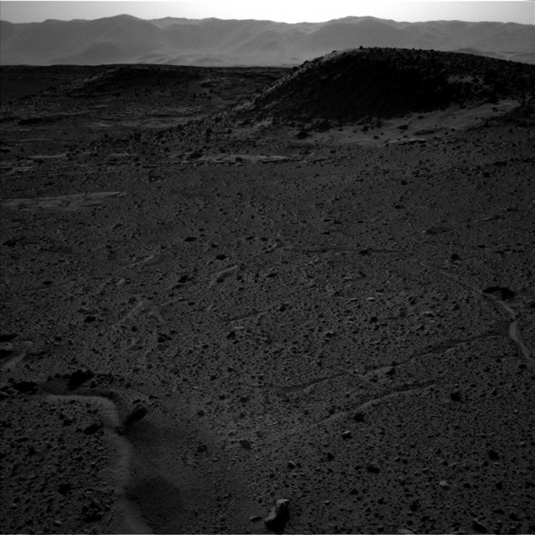 Full image taken by the Curiosity rover does not include the light anomaly. This image was taken at the same time as the above image with the left side camera. (Credit: JPL/NASA)
