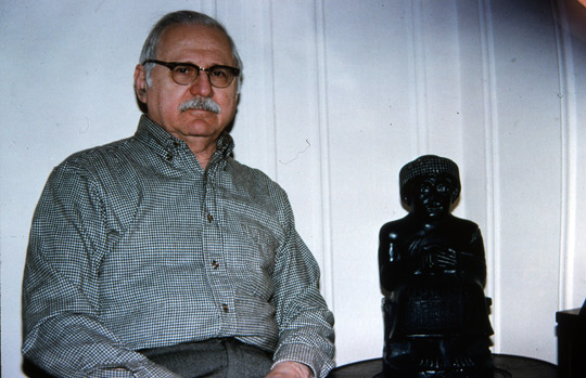 Sithcin with a Sumerian statue in 1996. (image credit: Manuel Fernandez)