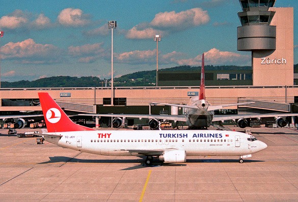 Turkish Airlines Boeing 737 in Zurich Airport in 1995. (Credit: Aero Icarus/Flikr/Wikimedia Commons)