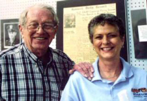Walter Haut with his daughter Julie Shuster at the Roswell museum in 2007. (Credit: MUFON)