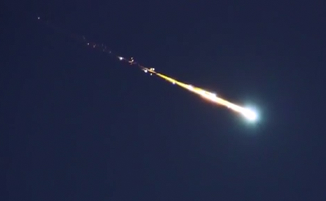 A fireball meteorite breaking up. (Credit: NASA)