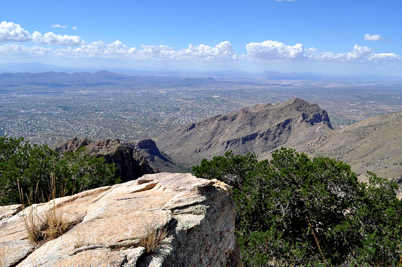 The approximately 20 objects were moving only 30 feet off of the ground. Pictured: Northwestern suburbs of Tucson from the Santa Catalina Mountains. (Credit: Wikimedia Commons)