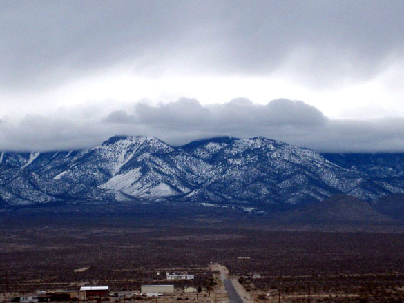 The witness stated that the object was very large and was making no sound. Pictured: The mountains from Pahrump, Nevada. (Credit: Wikimedia Commons)