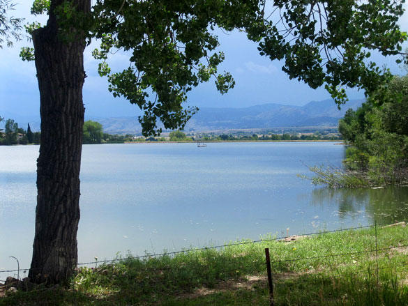 The witness said the low-flying object made no sound. Pictured: Resevoir area west of Longmont, CO. (Credit: Wikimedia Commons)