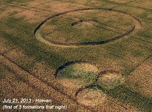 First of 3 new formations found by Robbert & Roy on the night of July 21st—this one in the same field as the small July 14th circles.  Photo: Ronald Sikking