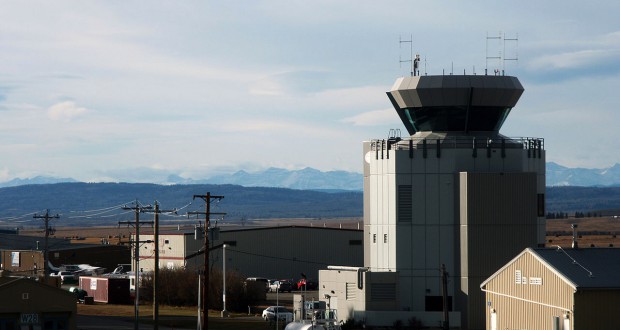 Control tower at Calgary Springbank Airport. (Credit: Wikimedia Commons)