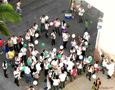 Students with their 'potato bombs.' (Credit: La Tarde)