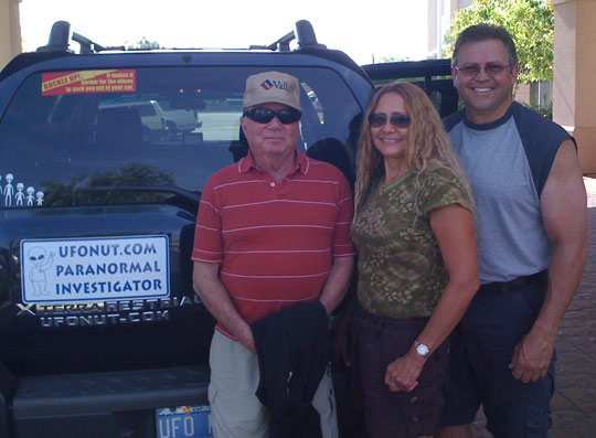 Jesse Marcel Jr., Debbie Ziegelmeyer, Chuck Zukowski in front of Zukowski's UFO Nut mobile.