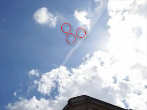 Alleged UFOs flying over London (credit: alymc01)