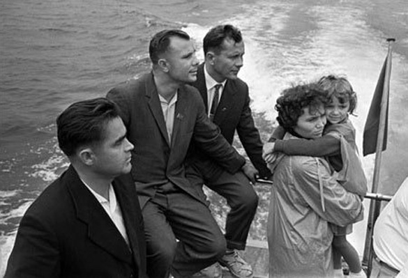 From left: Andriyan Nikolayev, Yuri Gagarin, Pavel Popovich and his wife Marina Popovich and daughter vacationing in the Crimea (1967).