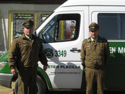 Two Chilean carabineros next to a police van. (image credit: jonaschileviajero.skyrock.com)