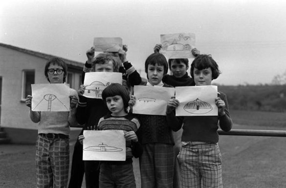The children from Broad Haven Primary showing their UFO drawings. (Credit: Wales Online)