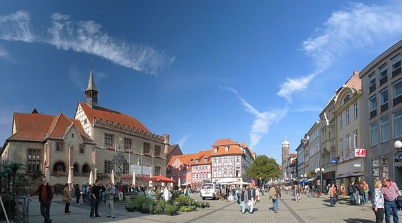 The old city hall, Gaenseliesel fountain, and pedestrian zone and marketplace in the lovely town of Göttingen. (Credit: Daniel Schwen/Wikimedia Commons)