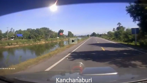 Still image from the Fireball compliation video showing the fireball as seen from Kanchanaburi. (Credit: Bangkok Post)