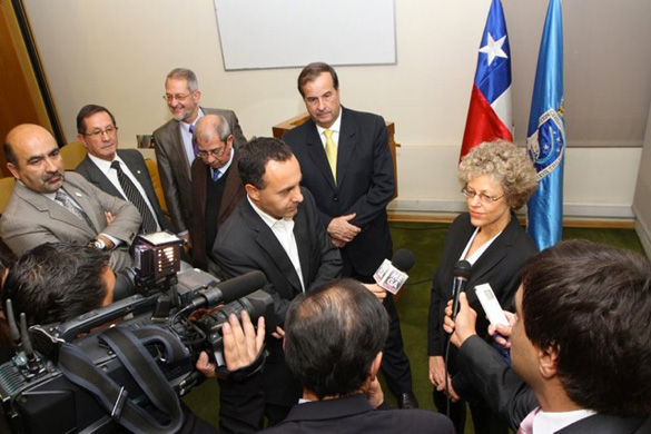 Leslie Kean being interviewed by Chilean media during a visit in 2012. General Bermúdez stands to her right. (Credit: DGAC)