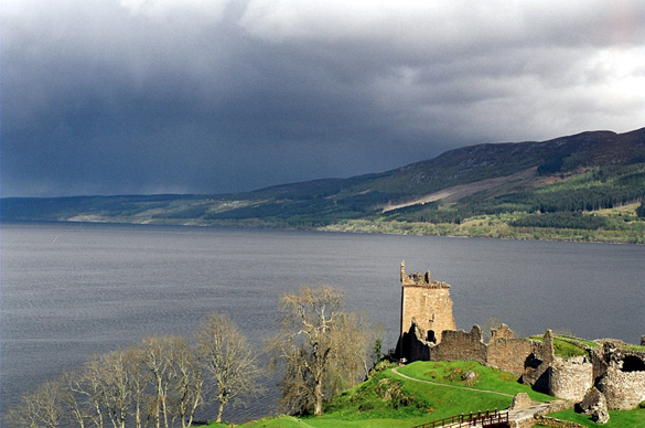 Loch Ness and Urquhart Castle. (Credit: Asbestos/Wikimeida Commons)