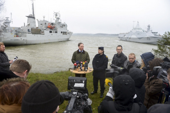 Swedish Armed Forces press conference held this morning. They say the hunt is moving to a "new phase." (Credit: TT)
