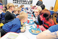 Students eating lunch with the visitors (credit: This Is Lincolnshire)
