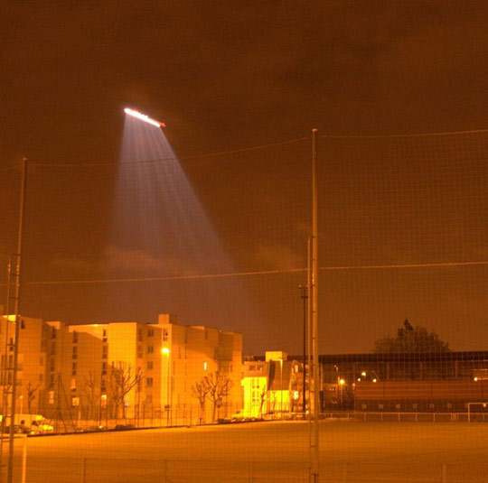 Mistaken identitiy. Picture from YouTube video mistaken for Chinese UFO photo. Actual picture is of a helicopter in France, 2007. Click image for full description. (image credit: Wikimedia Commons)