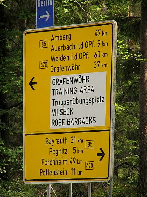 Road sign indicating the direction to Grafenwöh. (Wikimedia Commons)