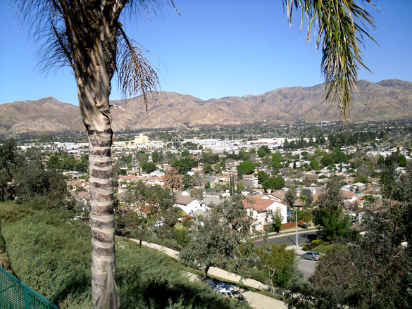 While the object could not be identified, the witness described square lights with white and pink colors. Pictured: View of Sylmar facing north. (Credit: Wikimedia Commons)