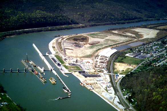 Winfield Lock and Dam on theKanawha River at Winfield, West Virginia. (Credit: Wikimedia Commons)