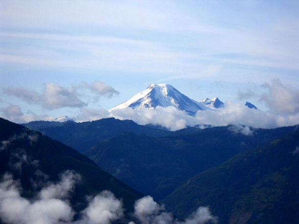 The object began a rapid descent down the side of Mount Baker, pictured. (Credit: Wikimedia Commons)