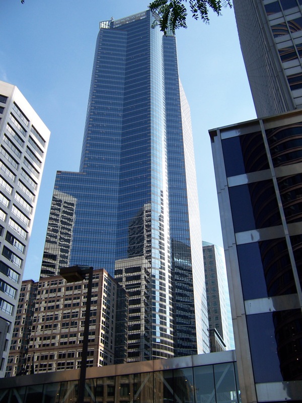The witness first saw the object in a building’s reflection. Pictured: The white U.S. Bancorp towers are reflected in the Capella Tower. (Credit: Wikimedia Commons)