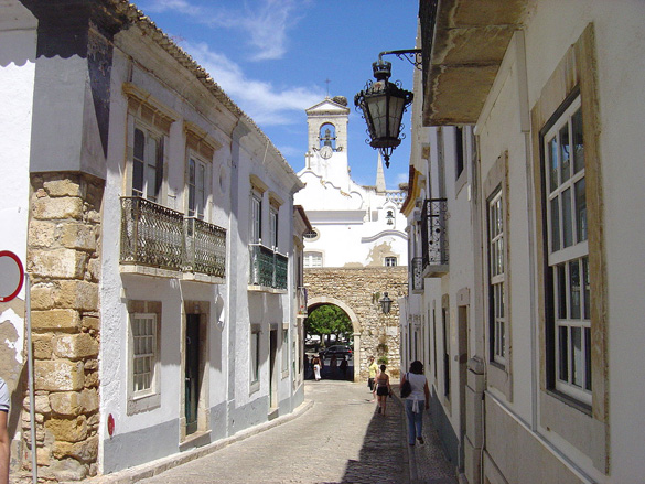 A view along the narrow streets of the old quarter. (Credit: Wikimedia Commons)