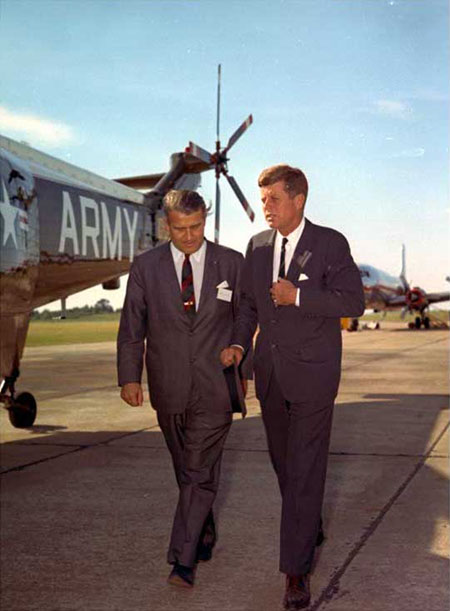 Wernher von Braun walking with President Kennedy at the Army Ballistic Missile Agency at Redstone Arsenal (Alabama) in 1963. (Credit: Wikimedia Commons)