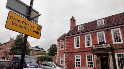 Official road signs are showing the way through town to the "Crop Circles Exhibition" at the Wiltshire Museum in Devizes. (Credit: grenzwissenschaft-aktuell.de)