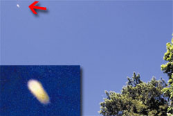 UFO in Scotland. Zoomed image in lower left. (credit: Border Telegraph)